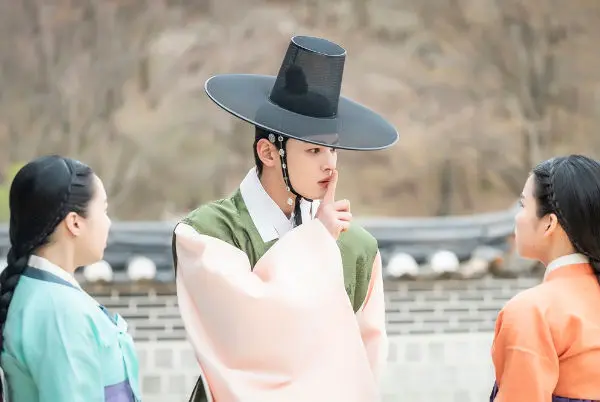 ASTRO Cha Eun Woo Flaunts Prince-Like Visuals in New SNS Photos