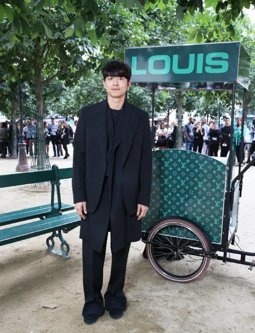 Gong Yoo Spotted Looking Cute with Bangs at the Louis Vuitton Fashion Show  in Paris - Koreaboo