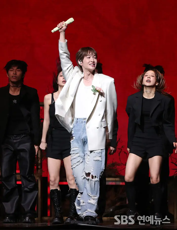 E-Photo] SHINee's ONEW Captivates with Electrifying Stage