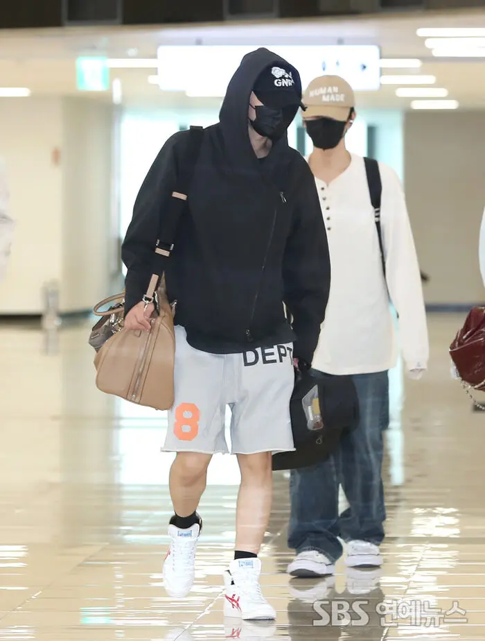 E-Photo] ENHYPEN's JAY Rocks Black Hoodie and Shorts for Airport