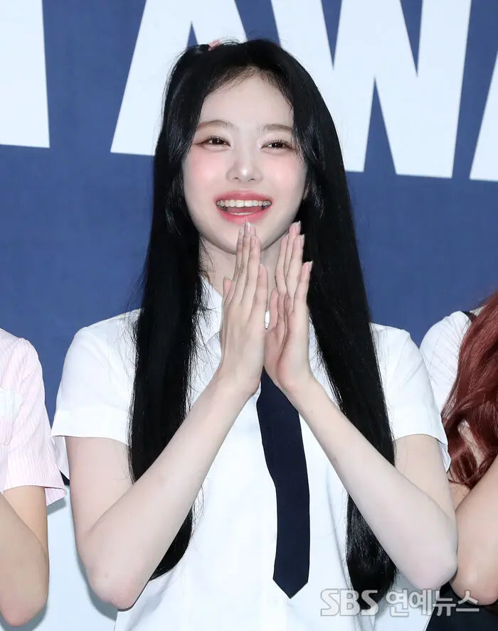 Hearts2Hearts' IAN Flashes Finger Heart at K-World Dream Awards