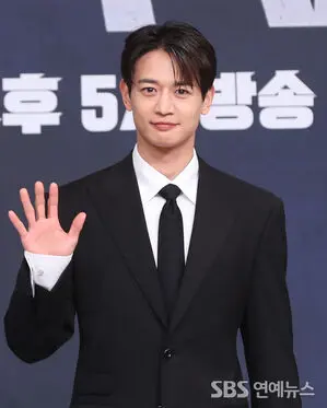 SHINee's MINHO Looks Ready to Lock Down at SBS's New Basketball