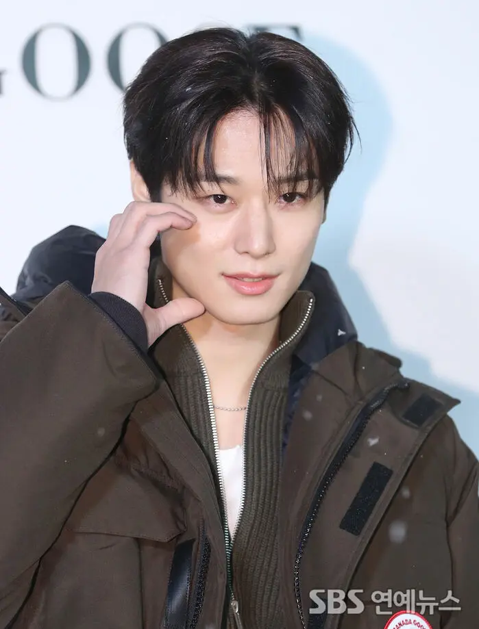 セール中…ジュヨン直筆サイン入り超 大型フォト…JUYEON JUYEON JUYEON of THE BOYZ Steals the Spotlight With Heart Hands