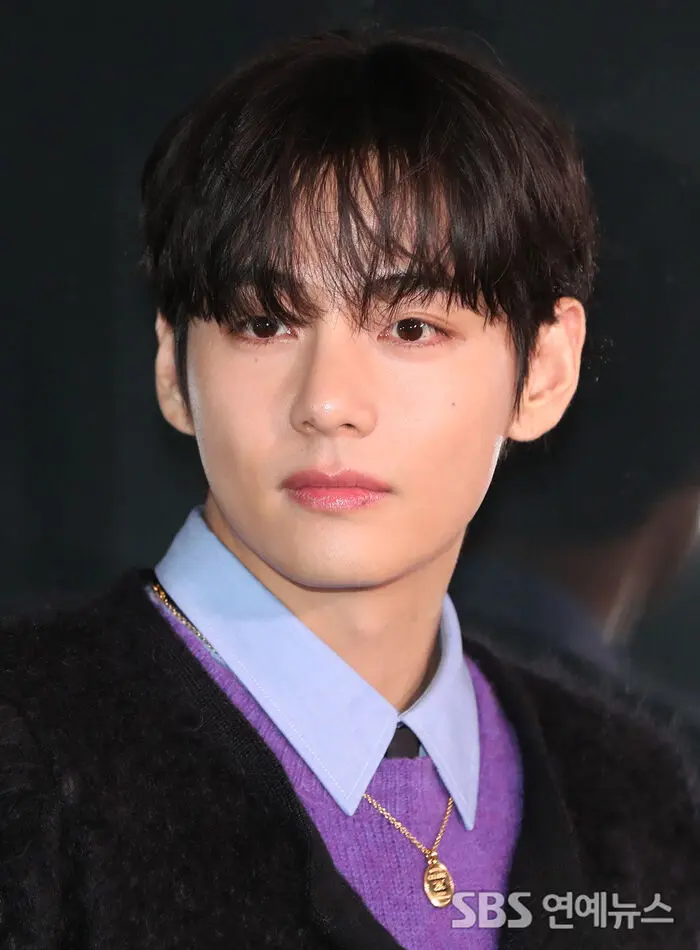 BTS-V様 BTS' V Mesmerizes With Mysterious Gaze at Celine Event