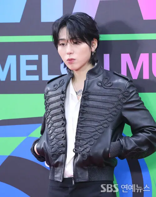 ZICO Turns a Simple Wave Into Pure Swagger at the 2025 Melon Music