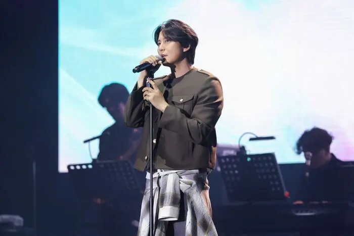Kim Nam-gil Goes for Double Encores ― This Time a 5-Hour Fan